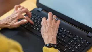 Сотрудники банка несколько дней провели на работе рядом с мертвой коллегой