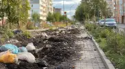 Жители Балхаша жалуются на ямы, мусор и отсутствие воды