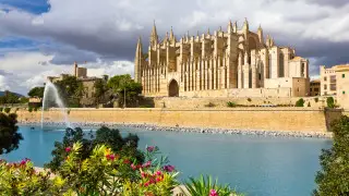 Туристы массово покидают популярную страну Европы из-за протестов