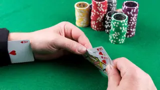 Продавали чужие авто для игры в казино: мошенников осудили