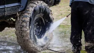Более 150 водителей грузовиков оштрафовали за вывоз грязи на дороги в Алматы