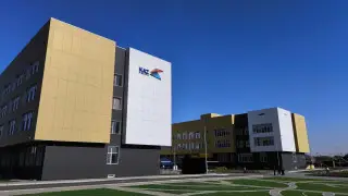 Группа KAZ Minerals подарила новую школу Семею