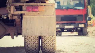 КамАЗ рассыпал зерно на дороге и спровоцировал ДТП в Костанае