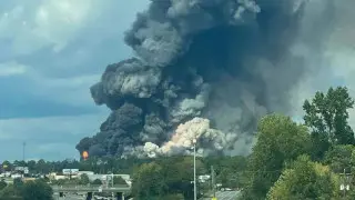 Устрашающие кадры: крупный химический завод полыхает в США