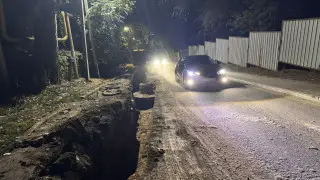 Опасно для водителей: перекопанная дорога без освещения возмутила алматинца