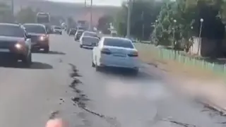 Новый асфальт треснул через день после укладки в Сарыагаше