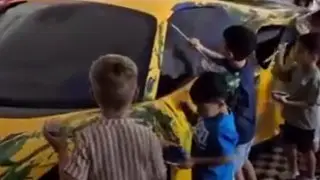 Детям дали разрисовать красками новую Ferrari: видео