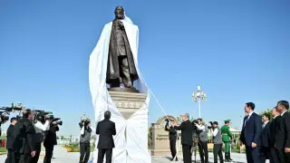 Токаев и Бердымухамедов открыли новый памятник в Ашхабаде