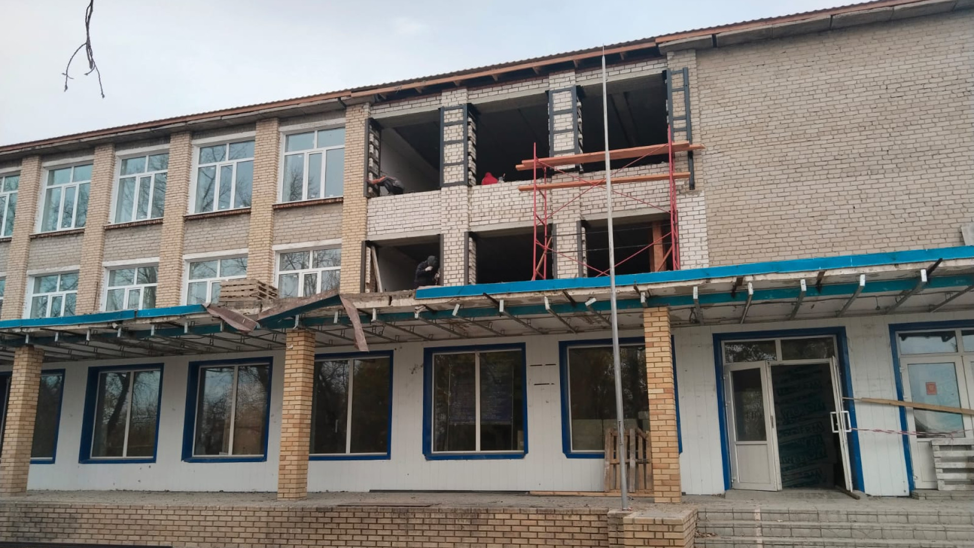 “Детей не пущу“. Прекратить ремонт в школе требуют родители учеников в Костанайской области