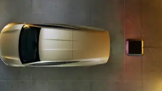 “Руки не требуются“ Tesla представила беспроводную зарядку для Robotaxi