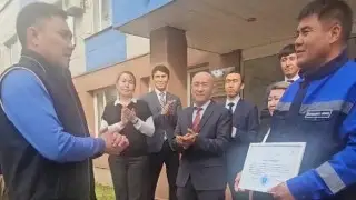 Аким Шымкента наградил слесаря, спасшего от смерти семью с малолетними детьми