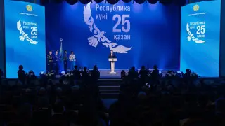 Аким Атырауской области вручил госнаграды жителям региона