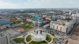 В Атырау состоялась церемония поднятия Государственного флага