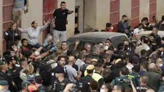 Короля и королеву Испании забросали грязью в пострадавшем от наводнения регионе