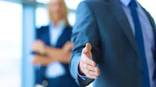 Алматинский мошенник прославился в сети, раздавая награды и интервью