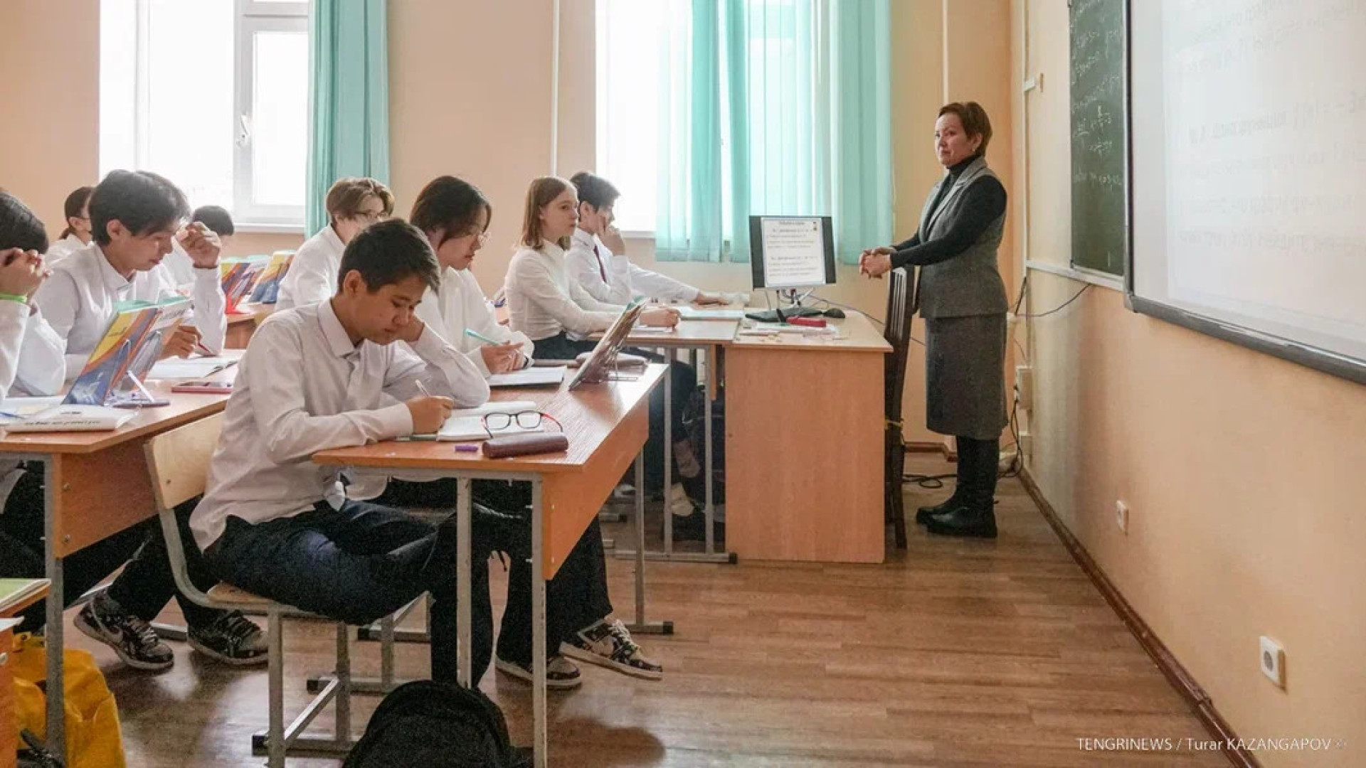 В Караганде на дистанционный формат перевели школьников 0-11-х классов