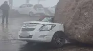 В Узбекистане огромный валун упал с горы и раздавил автомобиль с людьми