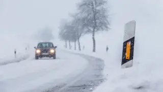 О сложных дорожных условиях в двух областях предупредили автолюбителей