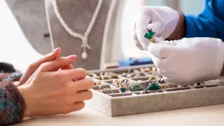 Работница ломбарда перезаложила золото клиентов в Костанае