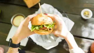 Ученые назвали напиток, который снижает вред жирной пищи и фастфуда