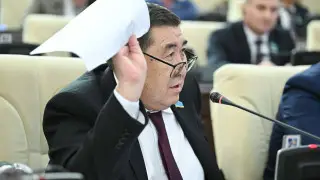 Фейковые тренды и ностальгия по “старой власти“ - депутат потребовал найти манипуляторов в соцсетях