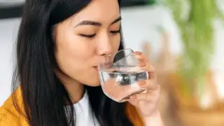 Врачи объяснили, сколько воды можно выпить за один раз