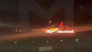 Российский лайнер Superjet 100 с пассажирами на борту загорелся в аэропорту Антальи