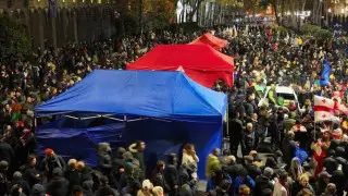 Грузинская оппозиция заняла площадь перед парламентом в Тбилиси