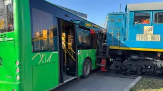 Тепловоз протаранил автобус в Алматы, есть пострадавшие
