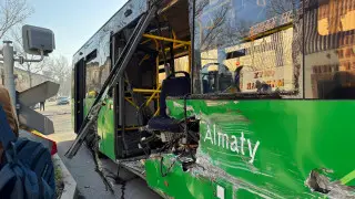 Тепловоз протаранил автобус в Алматы: число пострадавших выросло