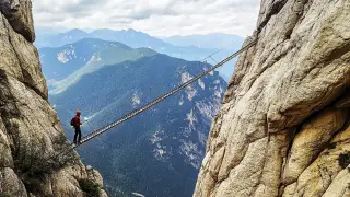 В Китае открылся экстремальный туристический аттракцион: мост на высоте 1500 метров