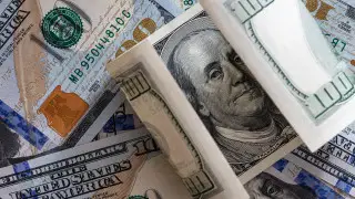 Доллар к тенге дешевеет: ситуация в обменниках