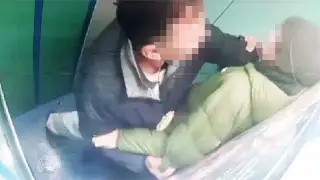 Душил и заламывал руки: мужчина напал на подростка в лифте в Астане