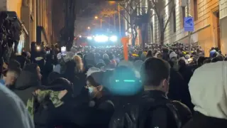 Протестующие в Тбилиси отстреливаются пиротехникой, спецназ применяет водометы и газ