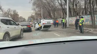 “Неудачно перестроился“ - ДТП с перевертышем произошло в Алматы