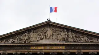 Депутаты отправили в отставку правительство Франции