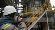 Страны ОПЕК+ договорились сохранить сокращенную добычу нефти