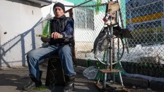 Казахстанец нашел необычное применение пластиковым бутылкам