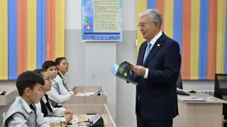 Токаев побеседовал со школьниками в селе Ынтымак