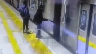 ЧП в метро Алматы: появилось видео с падением человека