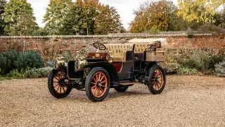 120-летний автомобиль выставили на аукцион