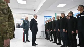 “Желаю вам стать генералами“. Токаев пообщался с призывниками