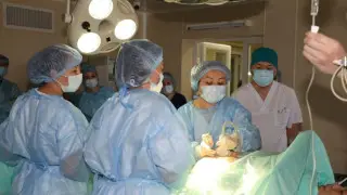 В Астане провели уникальную операцию беременной двойней женщине