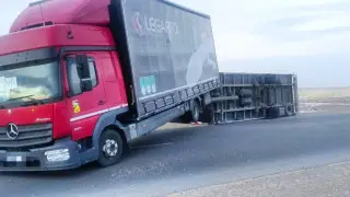 Сильный ветер перевернул прицеп большегруза в области Абай