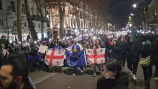 Протестующие вновь перекрыли проспект перед парламентом в центре Тбилиси