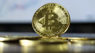 Биткоин впервые в истории взлетел выше 106 тысяч долларов