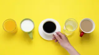 Названы напитки, которые нельзя пить на голодный желудок