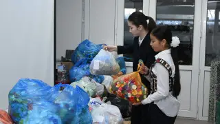 Более миллиона пластиковых крышек собрали учащиеся в Алматы