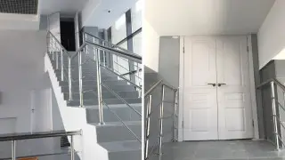 Акима спросили про лестницу в никуда на месте стены в аэропорту Костаная