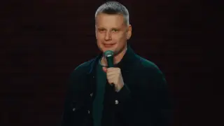 Популярного стендап-комика Славу Комиссаренко начали заочно судить за оскорбление Лукашенко